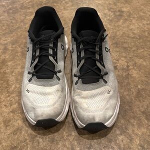 Used men’s oncloud size 11